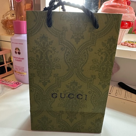 NIB Gucci Silver Logo Hoop Earrings - Picture 4 of 4